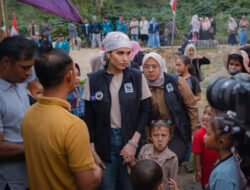 Kisah Haru Cinta Laura Saat Bertemu Anak-anak Korban Bencana