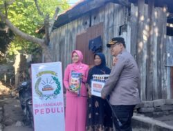 Ibu Rohaya Warga Rendoraterua Penuh Rasa Syukur Saat Terima Bantuan Sosial Dari Kapolres Ende.