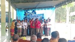Tangis Haru Warnai Perpisahan Siswa dan Pelepasan Purna Tugas Herlina Margarita Udje di SMPN 1 Mollo Selatan