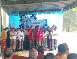 Tangis Haru Warnai Perpisahan Siswa dan Pelepasan Purna Tugas Herlina Margarita Udje di SMPN 1 Mollo Selatan