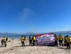 Ratusan Personel Polres Ende Gelar Aksi Bersih Sampah di Pulau Ende