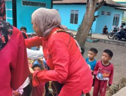 Senyum Anak-Anak di Tengah Duka Gempa, Anggota DPRD Dapil Pulau Ende Hadir Berbagi