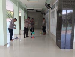 Wujud Kepedulian Pasca Gempa, Polsek Pulau Ende Bersihkan Masjid