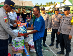 Polri Hadir di Tengah Warga, Kapolda NTT dan Kapolres Ende Salurkan Bansos untuk Korban Gempa Pulau Ende