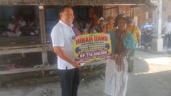Mewakili Bupati SBS, Wabup HMS Serahkan Hibah Rp210 Juta untuk Pembangunan Rumah Adat Uma Ro di Kamanasa